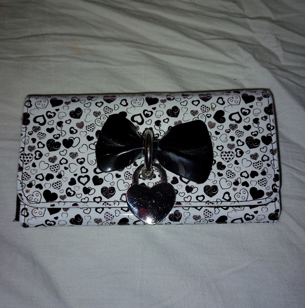 NWOT Heart Patterned Black and White Clutch